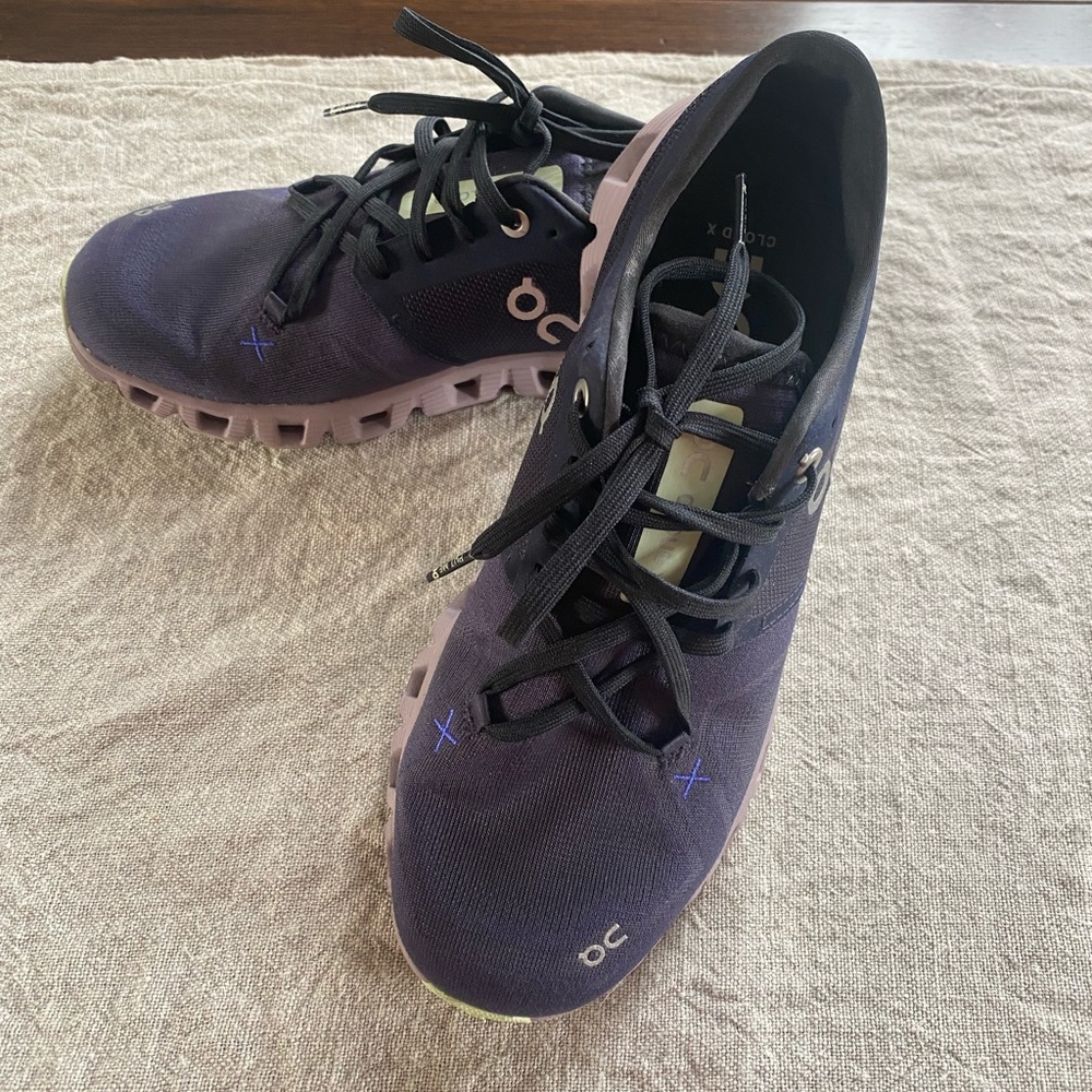 Womens ON Cloud X Sz 8 like new